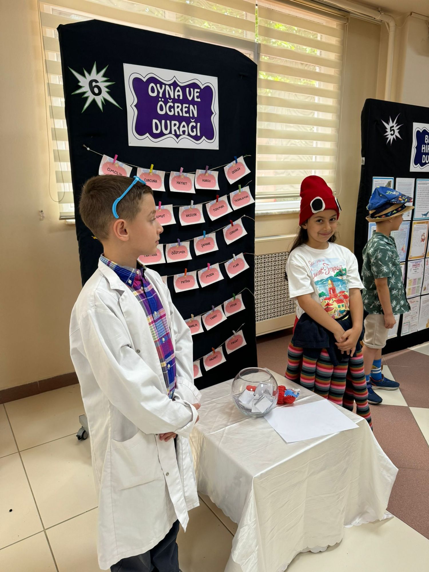 Kitaplarla Dolu Dokuz Durak Sergisi 